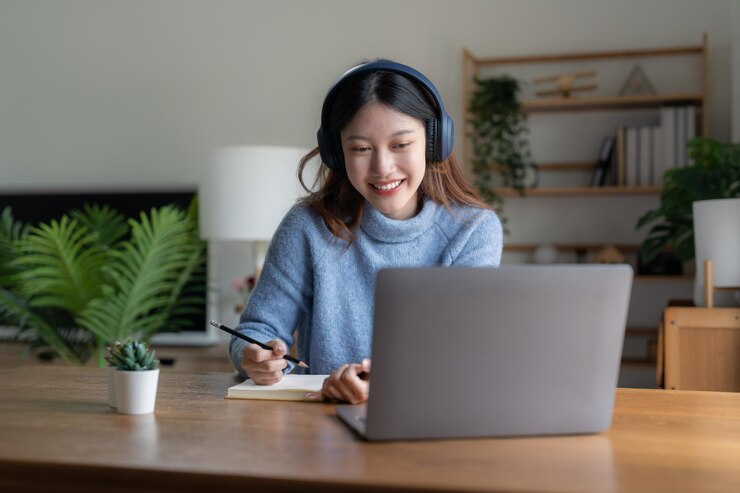 Photo 笑顔の女子学生は、教師と一緒にヘッドフォンをオンラインで勉強します