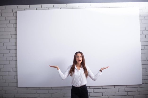 Photo smiling girl student or woman teacher portrait on white wall