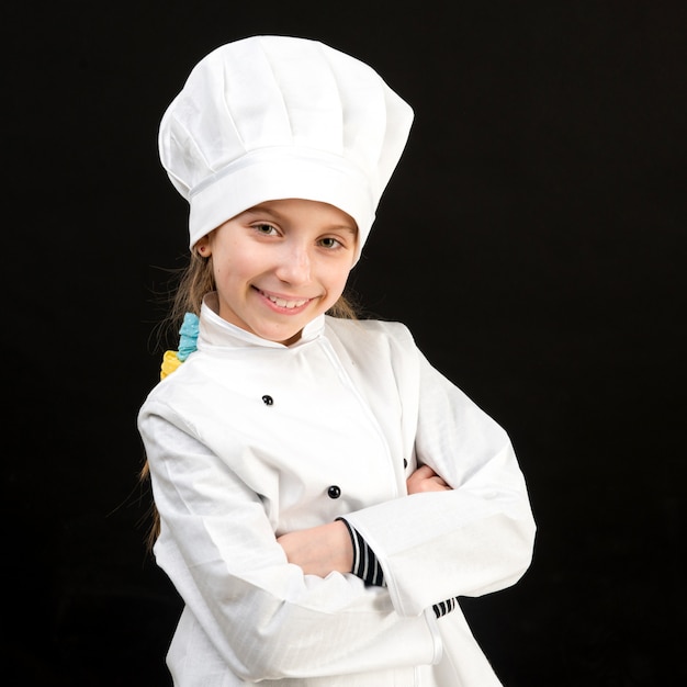 흰 요리사 의상에서 웃는 소녀