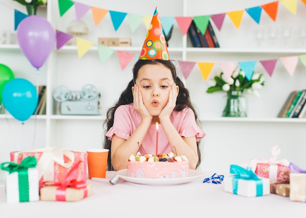 写真 誕生日ケーキを持つ少女の笑顔