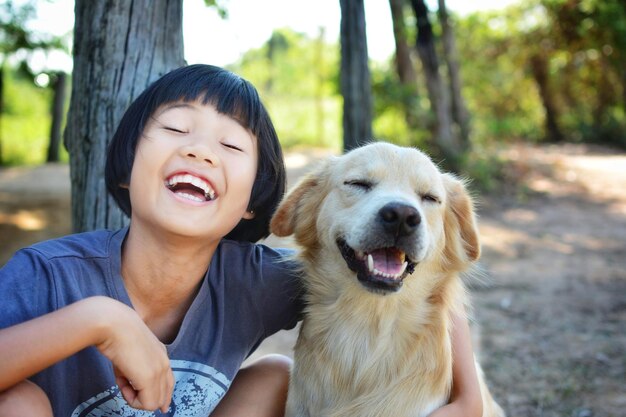 사진 개와 함께 웃는 소녀