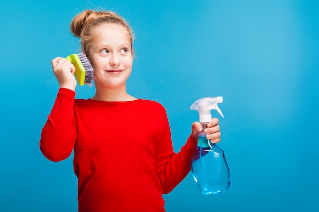 Ragazza sorridente con uno spruzzatore