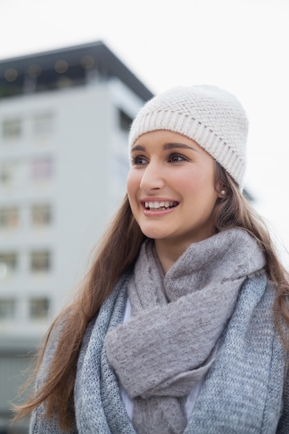 ポーズをとって冬の服を着て豪華な女性を笑顔に