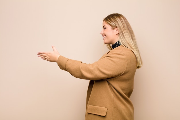 Foto sorridendo, salutandoti e offrendo una stretta di mano per concludere un affare di successo, concetto di cooperazione