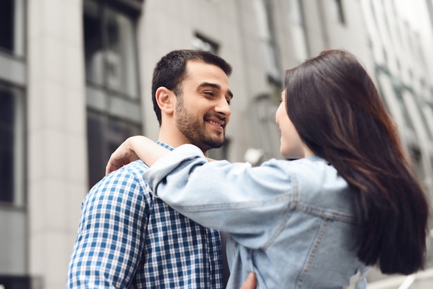 Улыбающийся парень держит подругу Lovestory Пара.