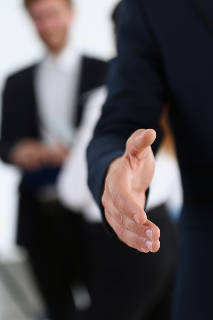 Photo smiling handsome cheerful man offer hand as hello