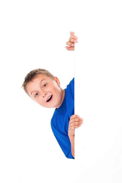 Photo a smiling handsome teenager boy wearing a bright blue tshirt