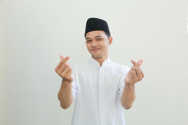 한국의 마음을 보여주는 아랍 의상을 입고 웃는 잘 생긴 젊은 아시아 무슬림 남자