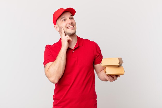 Sorridendo felicemente e sognando ad occhi aperti o dubitando, guardando di lato