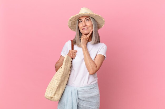 幸せに笑って、空想にふけったり、疑ったりする