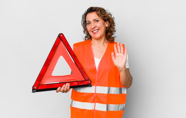 Foto sorridendo felicemente agitando la mano accogliendoti e salutandoti