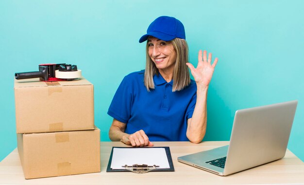 Foto sorridendo felicemente agitando la mano accogliendoti e salutandoti