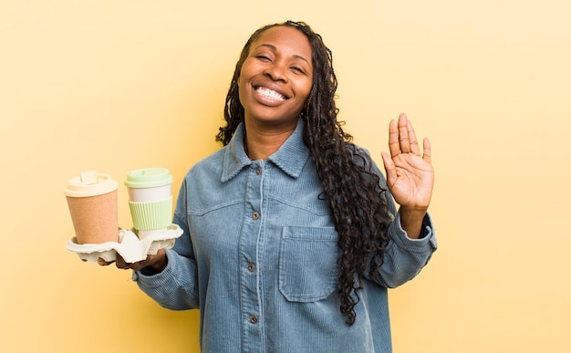 Foto sorridendo felicemente agitando la mano accogliendoti e salutandoti