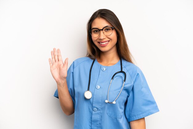 Foto sorridendo felicemente agitando la mano accogliendoti e salutandoti