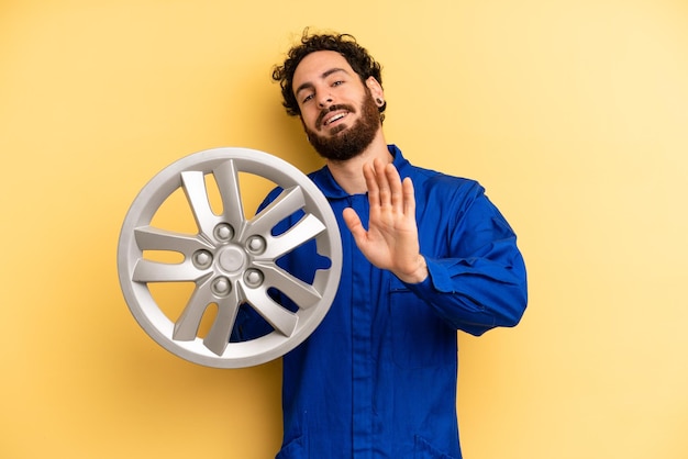 Sorridendo felicemente agitando la mano accogliendoti e salutandoti