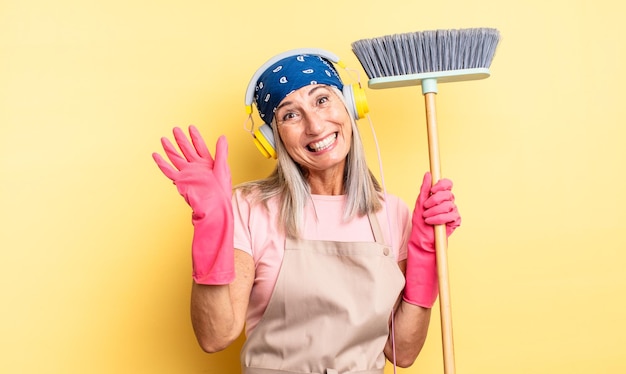 Sorridendo felicemente agitando la mano accogliendoti e salutandoti