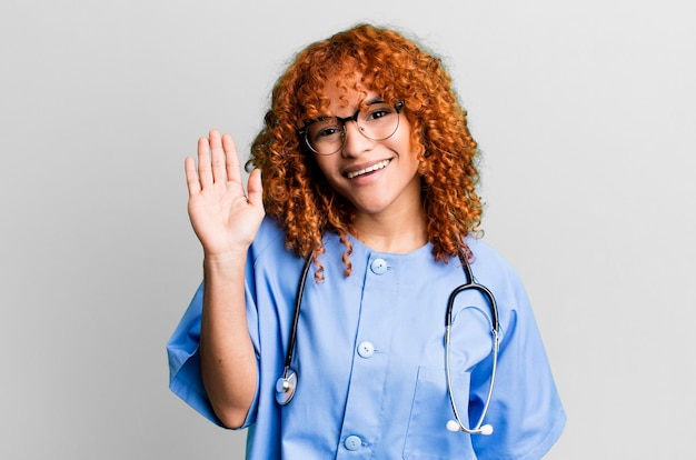 Foto sorridendo felicemente agitando la mano accogliendoti e salutandoti