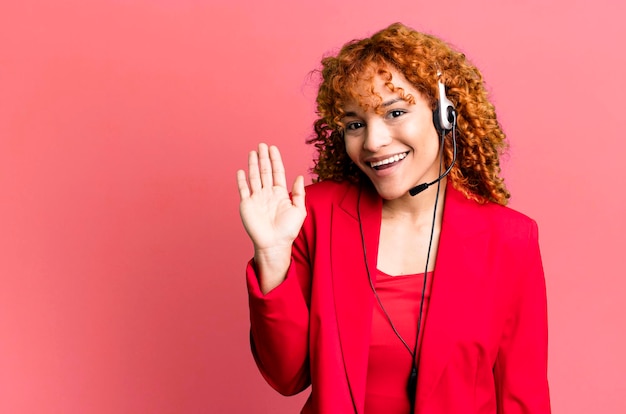 Foto sorridendo felicemente agitando la mano accogliendoti e salutandoti