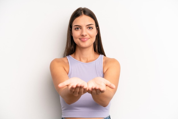 Sorridendo felicemente con uno sguardo positivo e fiducioso che offre e mostra un oggetto o un concetto