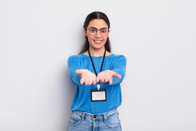 Foto sorridendo felicemente con amichevole e offrendo e mostrando un concetto