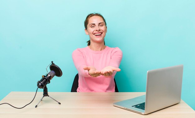 Foto sorridendo felicemente con amichevole e offrendo e mostrando un concetto