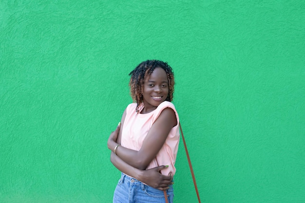녹색 배경에 웃는 행복한 아프리카계 미국인 여자 긍정적인 감정 로맨스