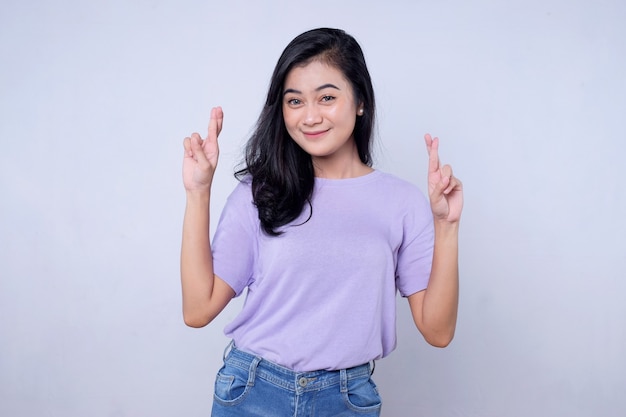 Sorridente donna asiatica felice con il dito puntato isolato su sfondo bianco chiaro banner con spazio di copia
