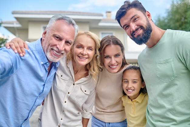 Photo a smiling and happy family together