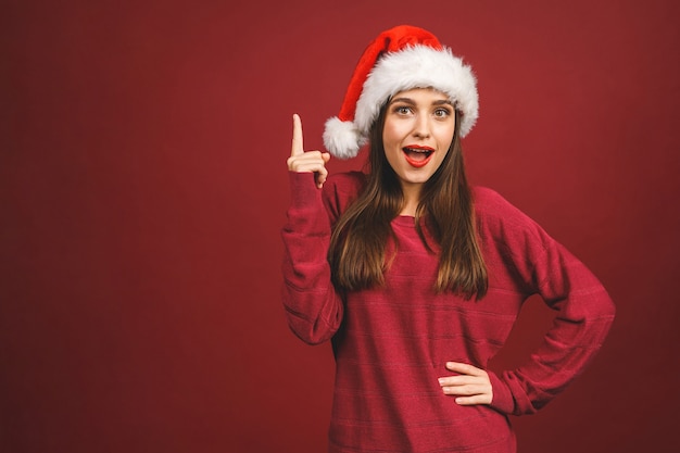 Ragazza felice sorridente che porta il cappello della santa