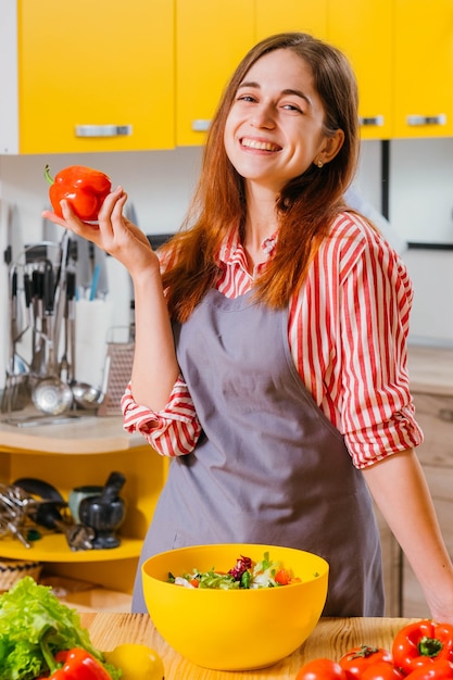 Фото Улыбается счастливая вегетарианская женщина на кухне