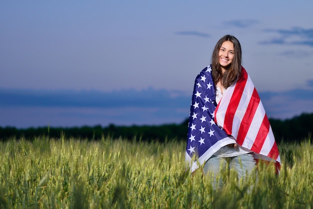 アメリカの国旗と笑顔の幸せな女