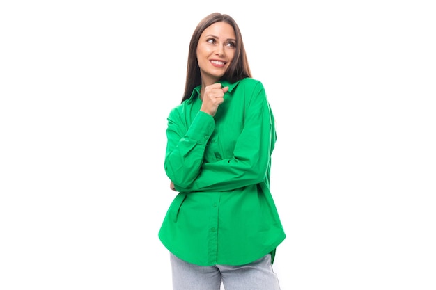 단정한 검은 머리와 녹색 옷을 입은 메이크업으로 웃는 행복한 젊은 유럽 여성 모델