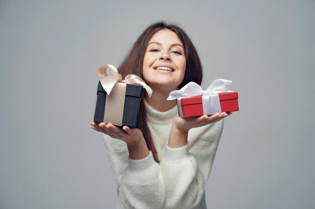 白人の外観の笑顔の幸せな若い女性服白いふわふわ暖かい