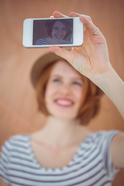 Selfieを取って笑顔の流行に敏感な女性