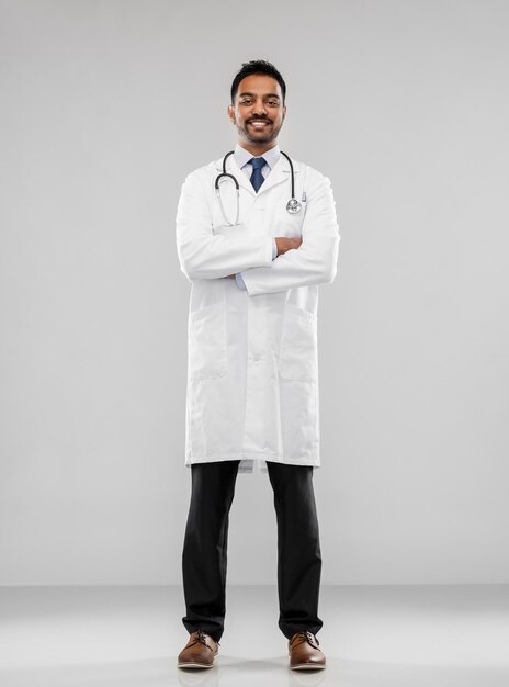 Photo smiling indian male doctor with stethoscope