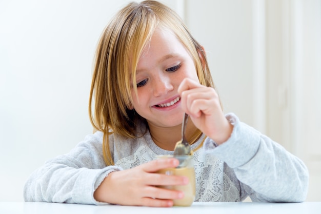 子供食べるプディングを笑顔