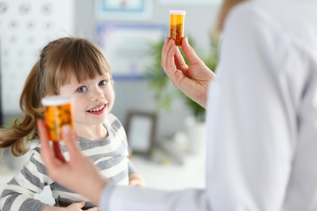 Bambino sorridente che ha appuntamento dal dottore