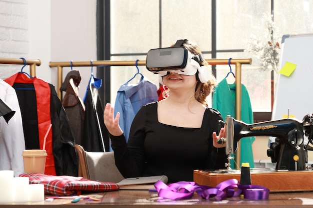Photo smiling lady wearing vr set and holding her hands open