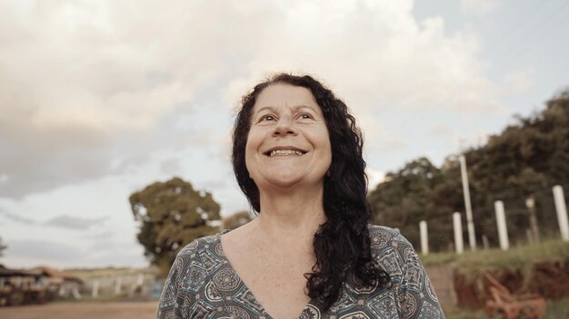 Donna brasiliana latina sorridente nella fattoria gioia positiva e amore