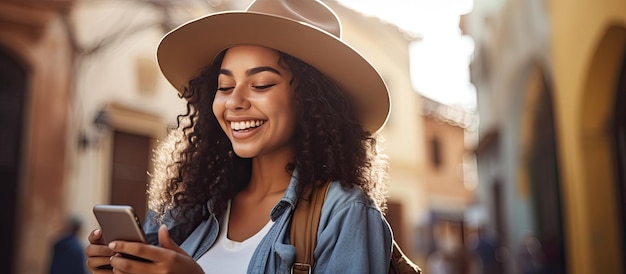 写真 電話アプリを使用して屋外のデジタルカメラの技術コンセプトを制御する笑顔のラテン女性旅行者