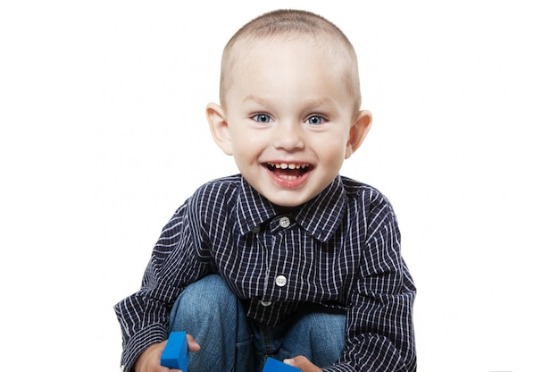 Ragazzino sorridente su bianco