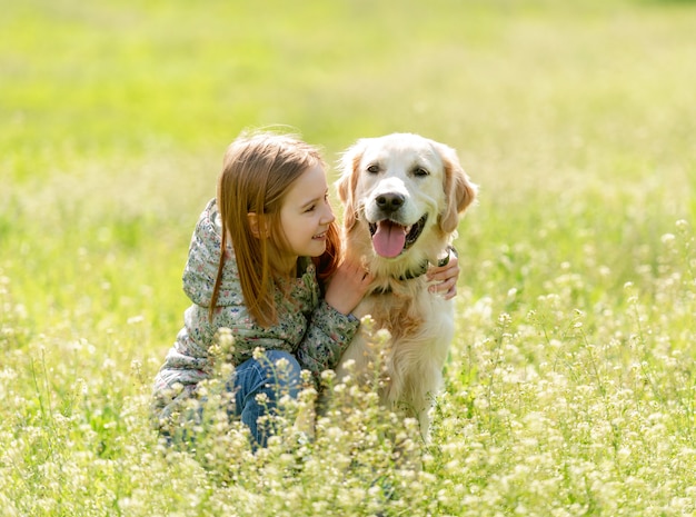 かわいい犬を見て笑顔の女の子