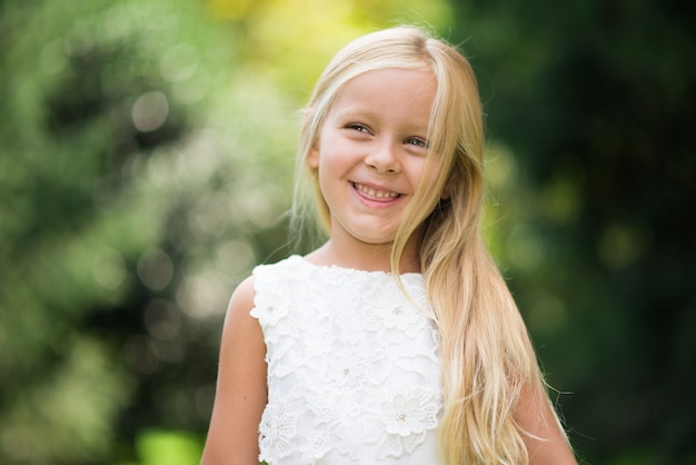 Bambina sorridente in un parco