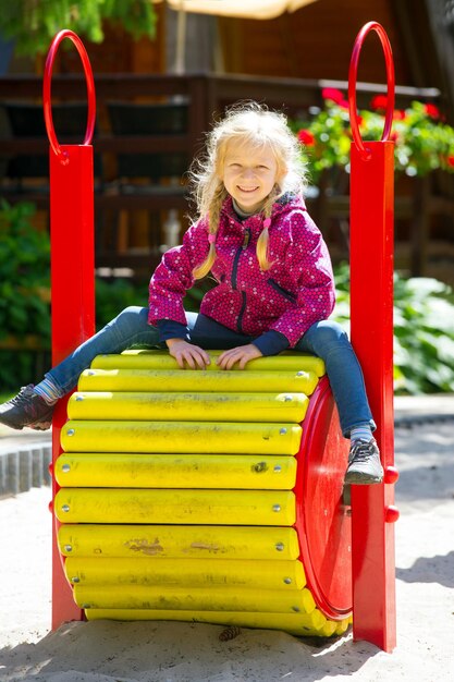 Bambina sorridente al parco giochi