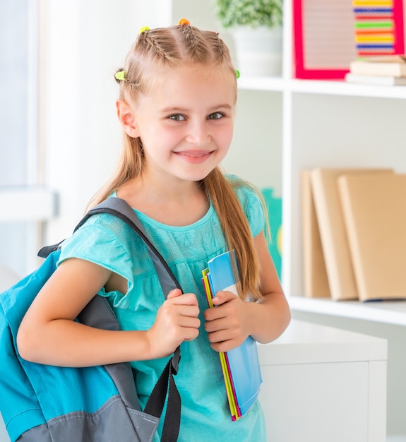 学校に戻って準備ができて笑顔の少女