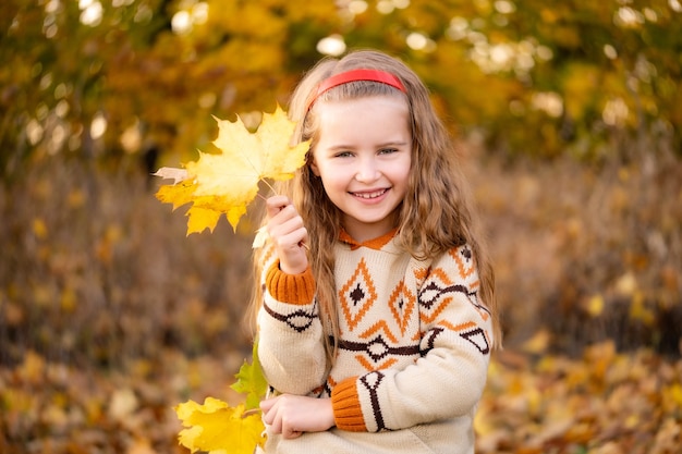 公園で紅葉と笑顔の少女