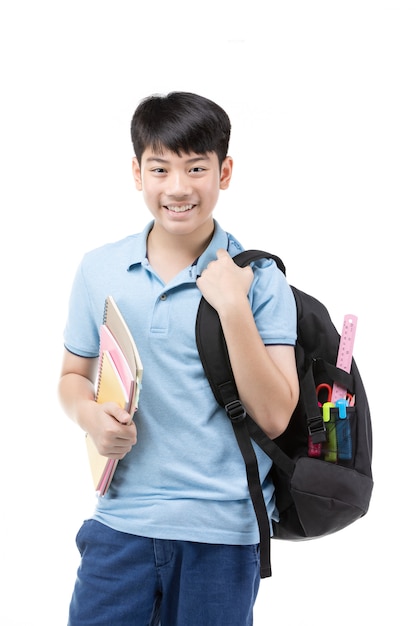 本とバッグの中で青いポロのtシャツに笑みを浮かべて学生男の子。