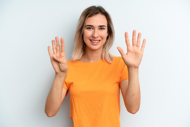 笑顔で親しみやすく、手前でカウントダウンしながら9番または9番を示しています