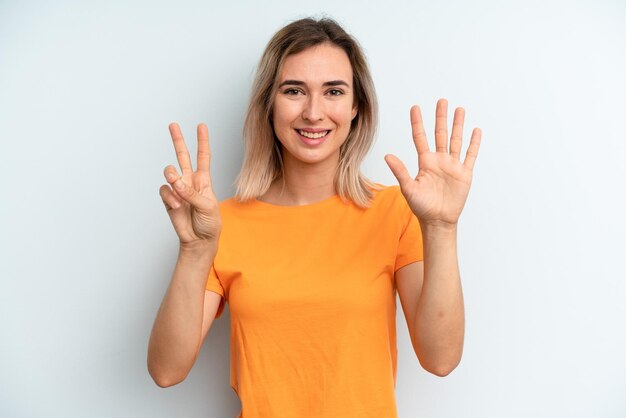 Foto sorridere e sembrare amichevole mostrando il numero sette o settimo con il conto alla rovescia in avanti della mano