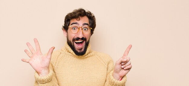 Foto sorridente e amichevole, mostrando il numero sei o il sesto con la mano in avanti, il conto alla rovescia